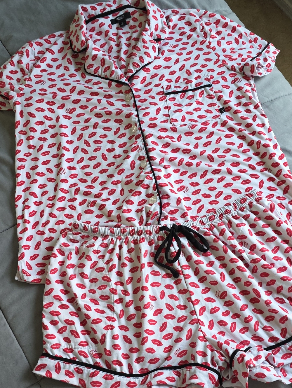 Simply Vera Vera Wang White Pajama Set with Red Lip Print